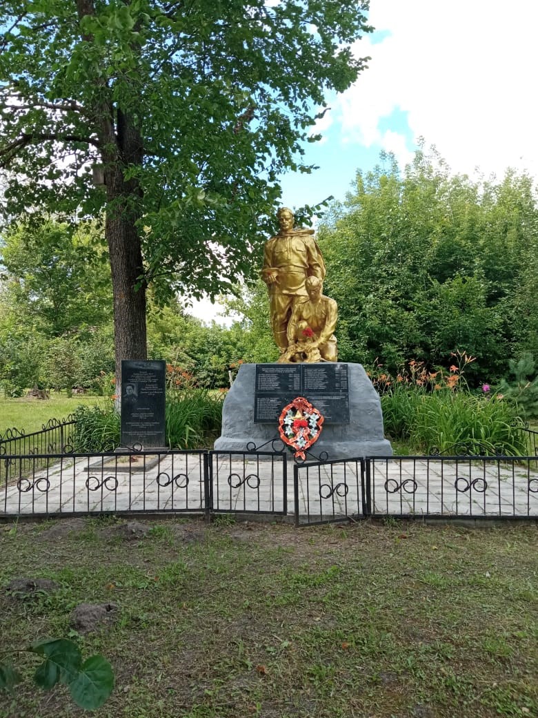 Памятник на братской могиле 125 воинам.